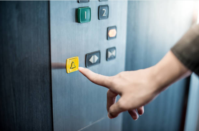 Hướng dẫn thoát hiểm khi kẹt thang máy