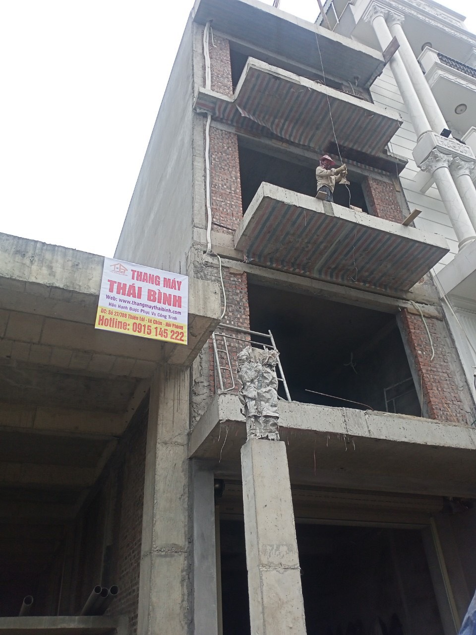 Lắp dựng khung thép hố thang máy ctr Anh Quận - Lê Chân Hải Phòng