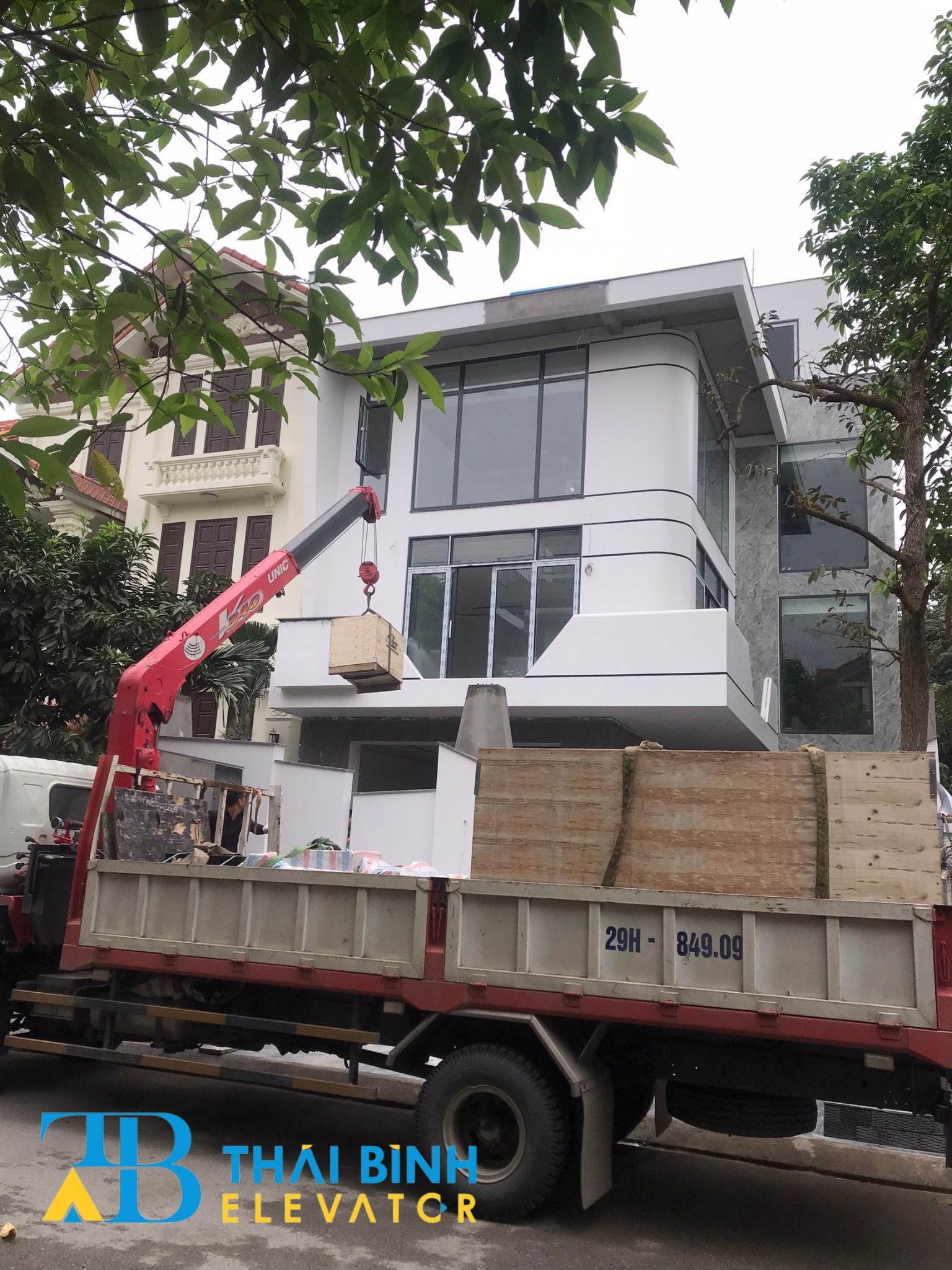 Vận chuyển linh kiện thang máy tại khu biệt thự Sao Đỏ Hải Phòng