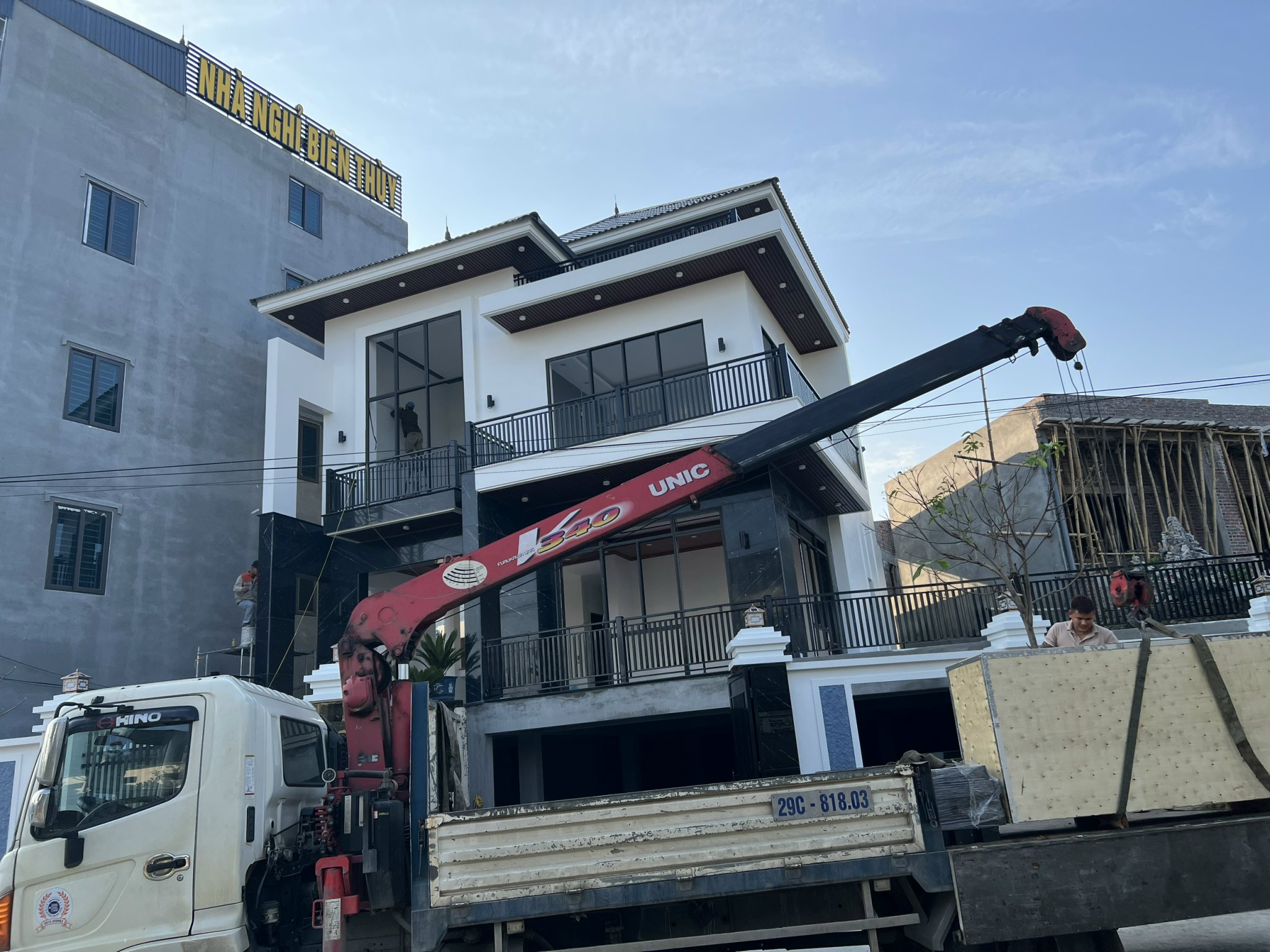 Vận chuyển hàng về công trình Chú Biên tại Phù Yên Sơn La