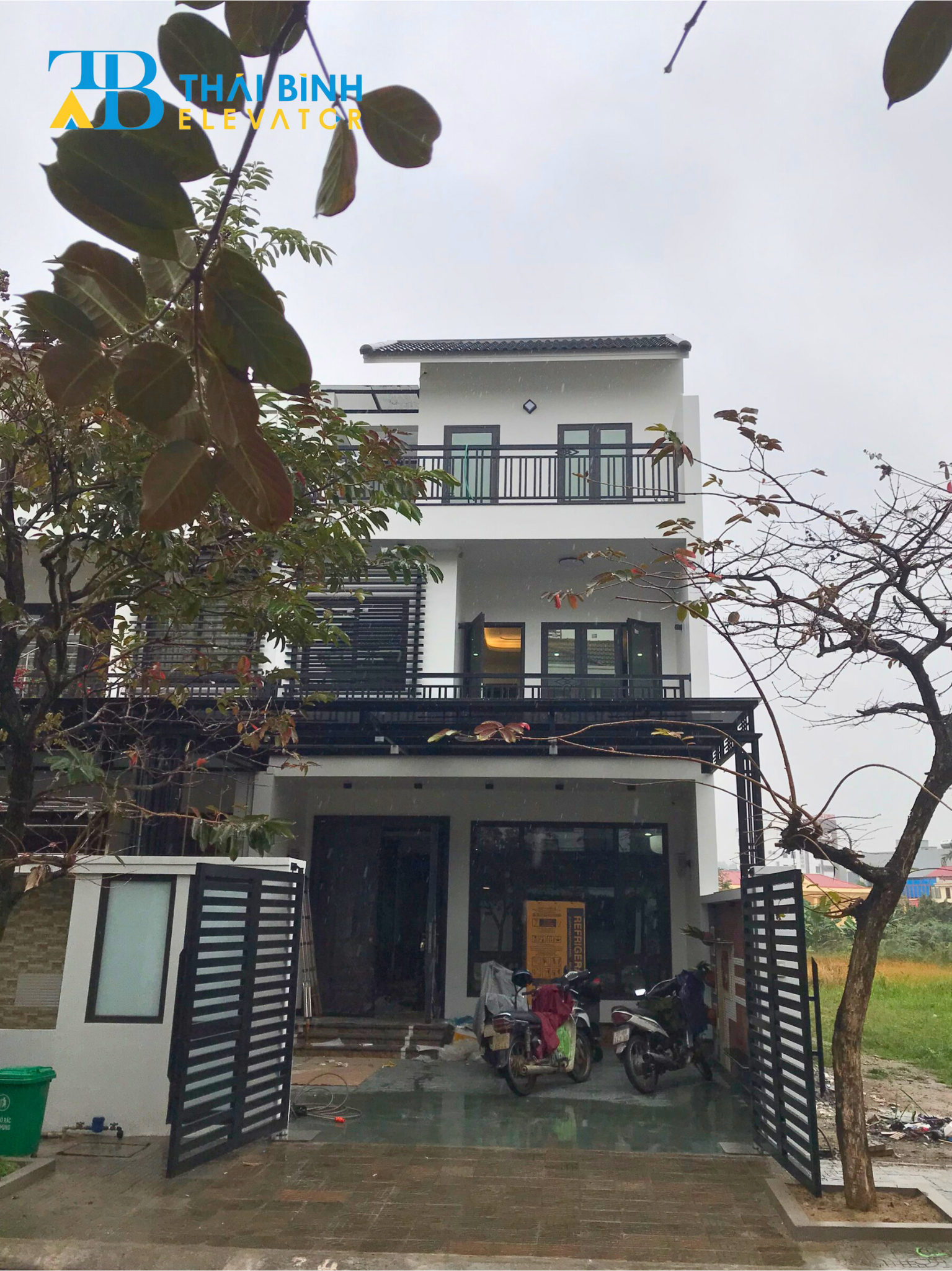 Vệ sinh bóc băng keo thang máy tại khu đô thị Quang Minh Green City