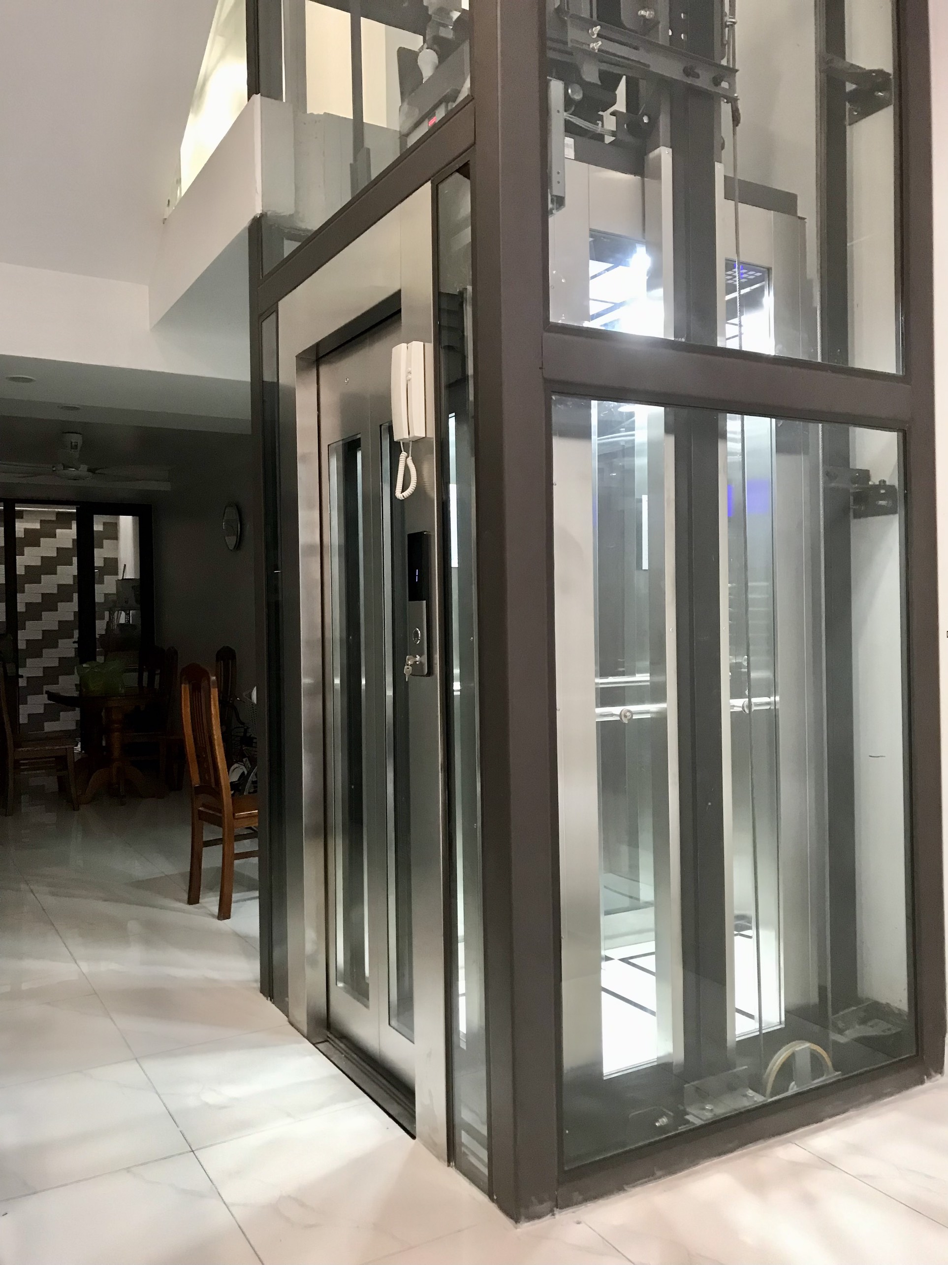 Bàn giao thang máy kính tại Đông Khê